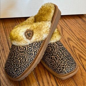 Floral Patterned Slippers with Faux Fur Lining